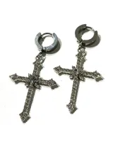 Aros colgantes de acero quirúrgico con dije de cruz de aleación completamente cubierta de strass y una piedra central facetada.
