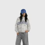 Hoodie de algodón con efecto lavado gris y blanco, con estampa frontal en color azul y bolsillo tipo canguro.