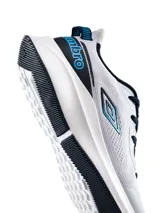 Championes de running Umbro modelo Dax Pro, color azul marino con detalles en naranja brillante, suela blanca y capellada de malla transpirable.