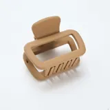 Pack de dos pinzas para el pelo de diseño rectangular, una en acabado metálico dorado y otra en acabado mate color beige.