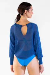 Sweater de tejido de punto metalizado color azul, de escote bote, mangas largas con puños ajustados y diseño holgado.