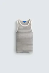 Camiseta sin mangas de corte regular, confeccionada en tejido de algodón con elasticidad. Presenta un diseño de rayas horizontales finas, cuello redondo y acabados en vivo doble.