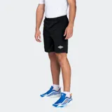 Short deportivo Umbro de corte clásico, confeccionado en tejido técnico de poliéster. Presenta cintura elástica con cordón de ajuste interno y el logo de la marca bordado en el bajo de la pierna izquierda.