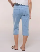 Capri de denim blanco con pretina ancha elastizada, tiro alto, bolsillos simulados al frente y bolsillos funcionales en la parte posterior, con pequeños tajos laterales en el bajo.