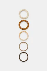 Pack de cinco pulseras rígidas de resina en tonos marrones, beige y tostados, con diseño liso y acabado brillante.