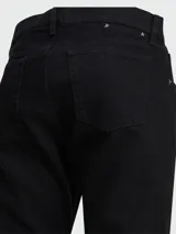 Jean de corte recto color negro, confeccionado en denim de alta calidad, con cierre de botones y diseño clásico de cinco bolsillos.