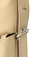 Bandolera de cuero sintético color beige con diseño de hombro, caracterizada por dos bolsillos frontales con cierre metálico en diagonal.