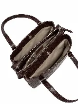 Bolso de hombro de cuero con textura en relieve efecto cocodrilo, color marrón, con diseño estructurado, asas largas con hebillas metálicas decorativas y cierre superior.