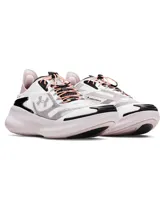 Championes deportivos Under Armour modelo Echo, con diseño moderno en tonos blanco y rosado. Presentan tecnología de amortiguación UA HOVR para mayor retorno de energía, parte superior de malla translúcida transpirable, sistema de cordones elásticos asimétricos y suela de goma para tracción.