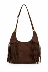 Cartera tipo hobo de gamuza marrón con flecos colgantes en los laterales, correa regulable y herrajes metálicos dorados.
