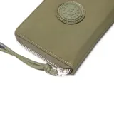 Billetera rectangular de tela color verde militar, con cierre perimetral y correa de mano integrada. Presenta un aplique circular central con el logo de la marca Extra Large.