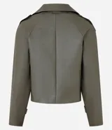 Trench coat de poliuretano color verde militar, con cuello de solapa, diseño cruzado y cierre frontal de doble botonadura.