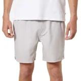 Bermuda de hombre color gris, de corte recto y largo a la rodilla. Confeccionada en tejido elástico de secado rápido con protección solar UPF 50.