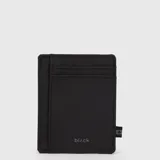 Tarjetero compacto de color negro con diseño minimalista, múltiples ranuras para tarjetas y logo grabado en la parte inferior.