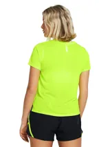 Remera deportiva de manga corta Under Armour, color amarillo neón, con cuello redondo y logo de la marca estampado en el frente. Confeccionada en tejido técnico ligero y transpirable con tecnología de secado rápido.