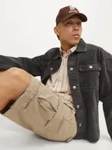 Short color beige de corte recto, con bolsillos cargo laterales y ajuste con cordones en el ruedo.