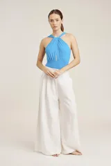 Body negro de manga corta con escote halter anudado al cuello y detalle cut-out en el centro del pecho. La parte inferior es de tiro alto y corte ajustado.