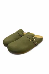 Zuecos de estilo birken, color verde militar, confeccionados en material tipo gamuza, con una tira ajustable en el empeine con hebilla metálica dorada y suela plana.