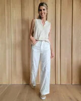 Pantalón de jean estilo wide leg con costuras verticales frontales, tiro alto y bolsillos laterales.