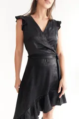 Vestido corto de seda fría tornasolada en color negro, con escote en V, mangas cortas con volados y falda asimétrica con volado en el ruedo. Presenta un lazo ajustable en la cintura y elástico en la espalda para un mejor calce.