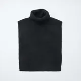 Cuello alto sin mangas de punto color negro.