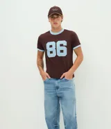Pantalón de jean con corte recto, tiro medio y diseño de cinco bolsillos. Confeccionado en denim de algodón con un toque de elastano, presenta un lavado clásico y cierre frontal con botón y cremallera.