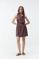 Vestido corto negro sin mangas, con escote drapeado y lazo fino para ajustar en la cintura.