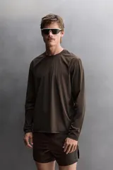 Camiseta deportiva de manga larga Zara Athleticz en colaboración con Ridar, color marrón, con tejido ligero perforado de secado rápido, cuello redondo y detalles de logos estampados.