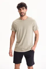 Bermuda deportiva de algodón y poliéster color negro con cordón ajustable en la cintura.