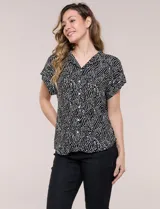 Camisa de manga corta con estampado animal print, cuello con solapa, escote en V y cierre frontal con botones.