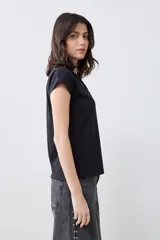 Remera negra de mangas cortas con cuello redondo calado.
