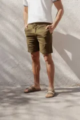 Bermuda de algodón color verde oliva, con cordón ajustable en la cintura y bolsillos laterales.