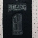 Short deportivo negro de poliéster con cintura elástica ajustable con cordón. Estampado con el nombre "New York" en letras grandes y el logo de los Yankees en la pierna derecha.