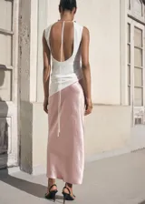 Falda midi de tiro medio, confeccionada en tejido satinado con efecto arrugado y cintura elástica.