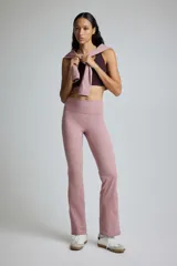 Leggings deportivas de tiro alto con diseño acampanado, confeccionadas en tejido funcional suave con tecnología de absorción de sudor y cintura ancha plegable.