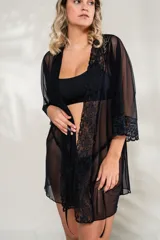 Bata corta de microtul negra con detalles de puntilla en mangas y ruedo, y lazo de satén para atar en la cintura.