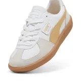 Championes Puma Palermo, color blanco con detalles en dorado y suela color caramelo.