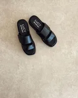Sandalias negras de cuero vacuno con plataforma y tiras regulables con velcro.