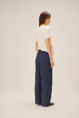 Pantalón de corte clásico y pierna recta, confeccionado en mezcla de lino, algodón, viscosa y poliéster. Cuenta con cintura elastizada.