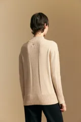 Polera de cuello alto confeccionada en tejido de punto negro, con diseño de textura acanalada en cuello, puños y ruedo, y trama vertical en mangas y espalda.