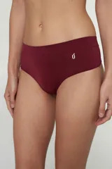 Bombacha tipo culotteless de microfibra sin costuras, con tiro bajo y cintura elástica. Presenta un diseño minimalista con un pequeño logo estampado en el frente.