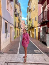 Camisa roja con estampado de cuadrillé blanco, de corte suelto y manga larga.