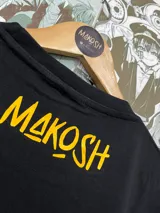 Remera negra de algodón con parche sublimado de Nanami Kento del anime Jujutsu Kaisen y texto en japonés.