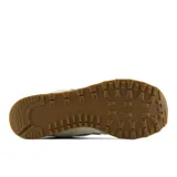 Championes urbanos New Balance modelo 574, en tonos beige y crema con detalles en amarillo mostaza en el talón y suela de goma color caramelo. Presentan el logo N característico en los laterales y tecnología de amortiguación ENCAP en la entresuela.