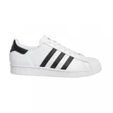 Championes adidas Superstar ADV de diseño clásico, color blanco con las icónicas tres tiras laterales y refuerzo en el talón en color negro. Presentan puntera de goma reforzada y suela de caucho.
