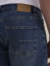 Jean azul piedra de corte recto, con diseño clásico de cinco bolsillos y cierre frontal de botón y cremallera.