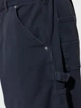 Pantalones cargo de gabardina en color azul marino, con corte recto y diseño funcional.