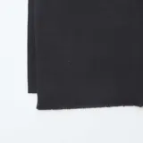 Bufanda de punto suave en color negro, con diseño liso y bordes desflecados.