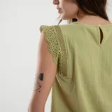 Blusa verde claro con mangas cortas con detalle de encaje.