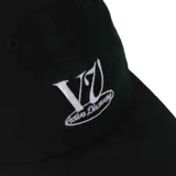 Gorra de béisbol negra con logo bordado en blanco en el frente.